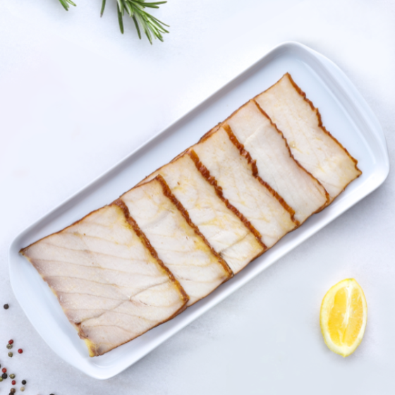 Filet z jesiotra wędzony na gorąco w plastrach ze skórą, 125g